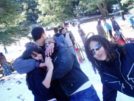 nayda  avec  les  copin.e